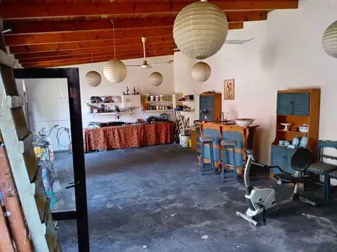 VENTA CASA 6 AMB C/PILETA BERNAL - ESCUCHA OFERTA