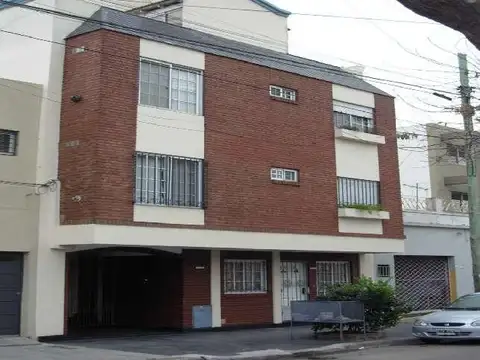 Depto. 2 amb 2° piso por escalera contrafrente s / balcon con terraza propia en venta y alquiler