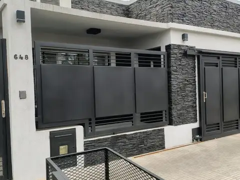 EXCELENTE CASA AMERICACANA EN MORON