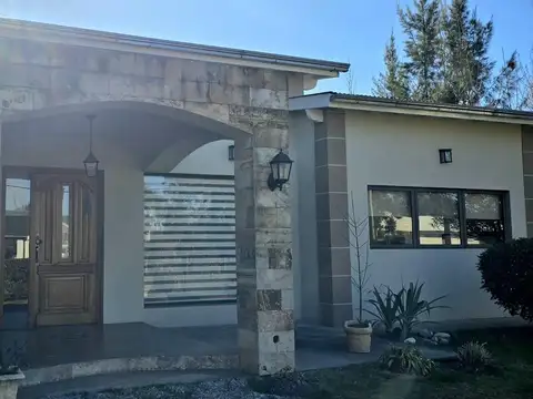 Moderna casa en venta en Club de campo El Moro