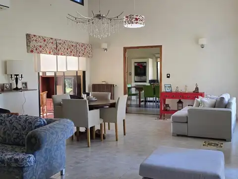 Casa en Venta con 3 cocheras