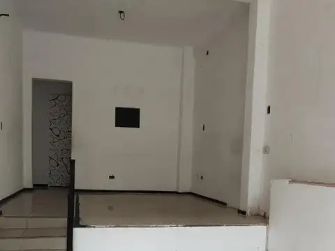 LOCAL EN IMPORTANTE CUADRA COMERCIAL