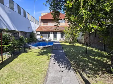 Venta Casa 5 Ambientes con Parque y Pileta en La Plata