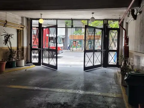 Cochera. Edificio con seguridad, portón automático