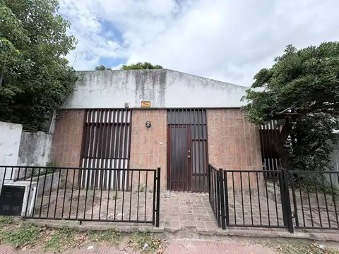 TRES DORMITORIOS - PILETA - PATIO - BUENA DISTRIBUCION - PLANTA BAJA - CORAZON DE FISHERTON