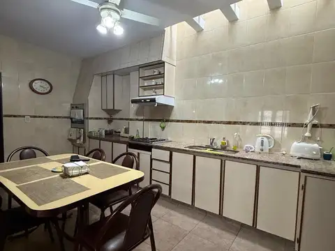 Casa 5 ambientes con 2 baños