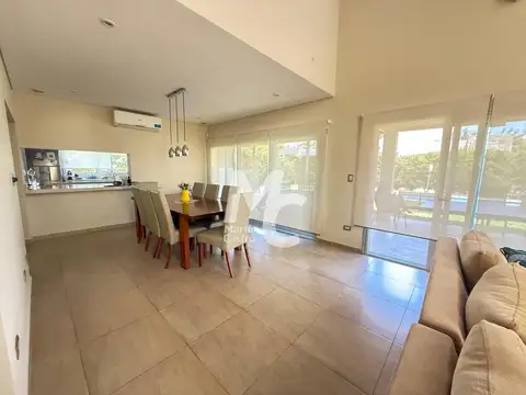 Casa en Alquiler con 2 cocheras