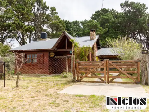 2 Chalets: Castelli N° 2577 E/ Diag. Libertad y Obligado - Nueva Atlantis - C1000