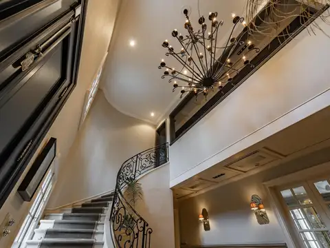 Casa en Venta, 3 Plantas Con Divino Jardín, Pileta, Sala de Cine y Playroom - Martínez, San Isidro