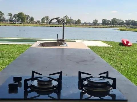 Casa en venta en Fincas con fondo a la laguna