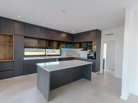 Casa 6 ambientes con 5 baños