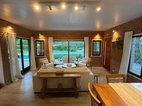 Casa en Venta con 4 cocheras