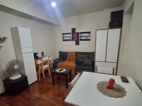 Av Directorio 200, Piso 1