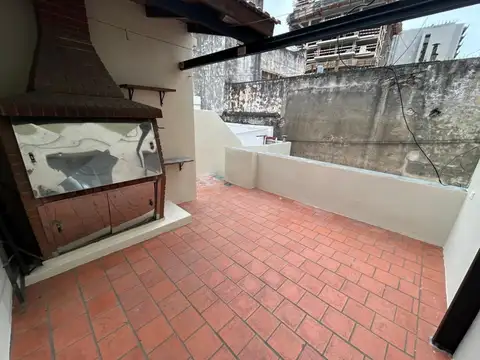Departamento tipo casa con patio y terraza