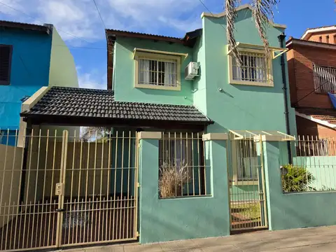 HERMOSA CASA  CON 3 DORMITORIOS Y PARQUE