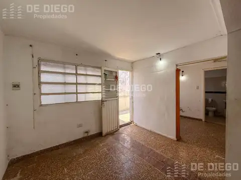 En venta propiedad en Block 2 departamentos y 2 locales Polvorines Malvinas Argentinas