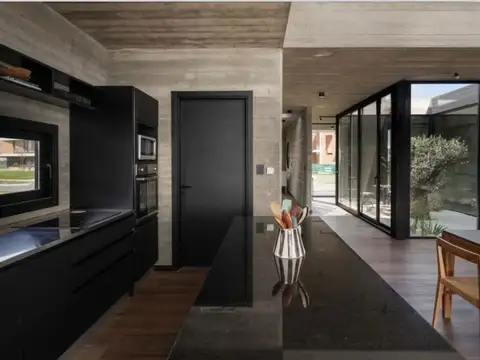 Vta CASA  5 amb Diseño Pileta a la Laguna Puertos