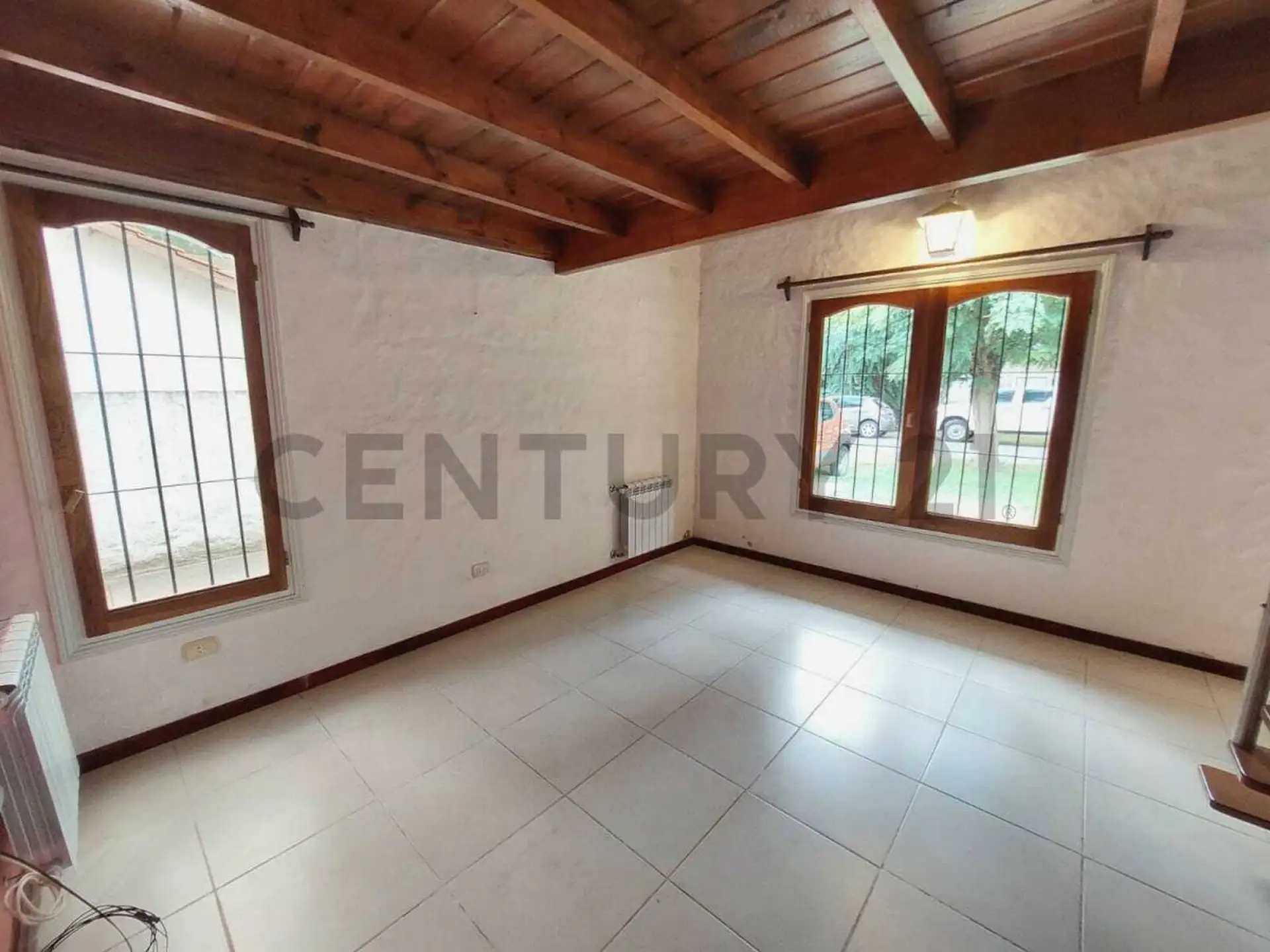 Venta casa 3 ambientes con parque y cochera. Barrio Las Margaritas