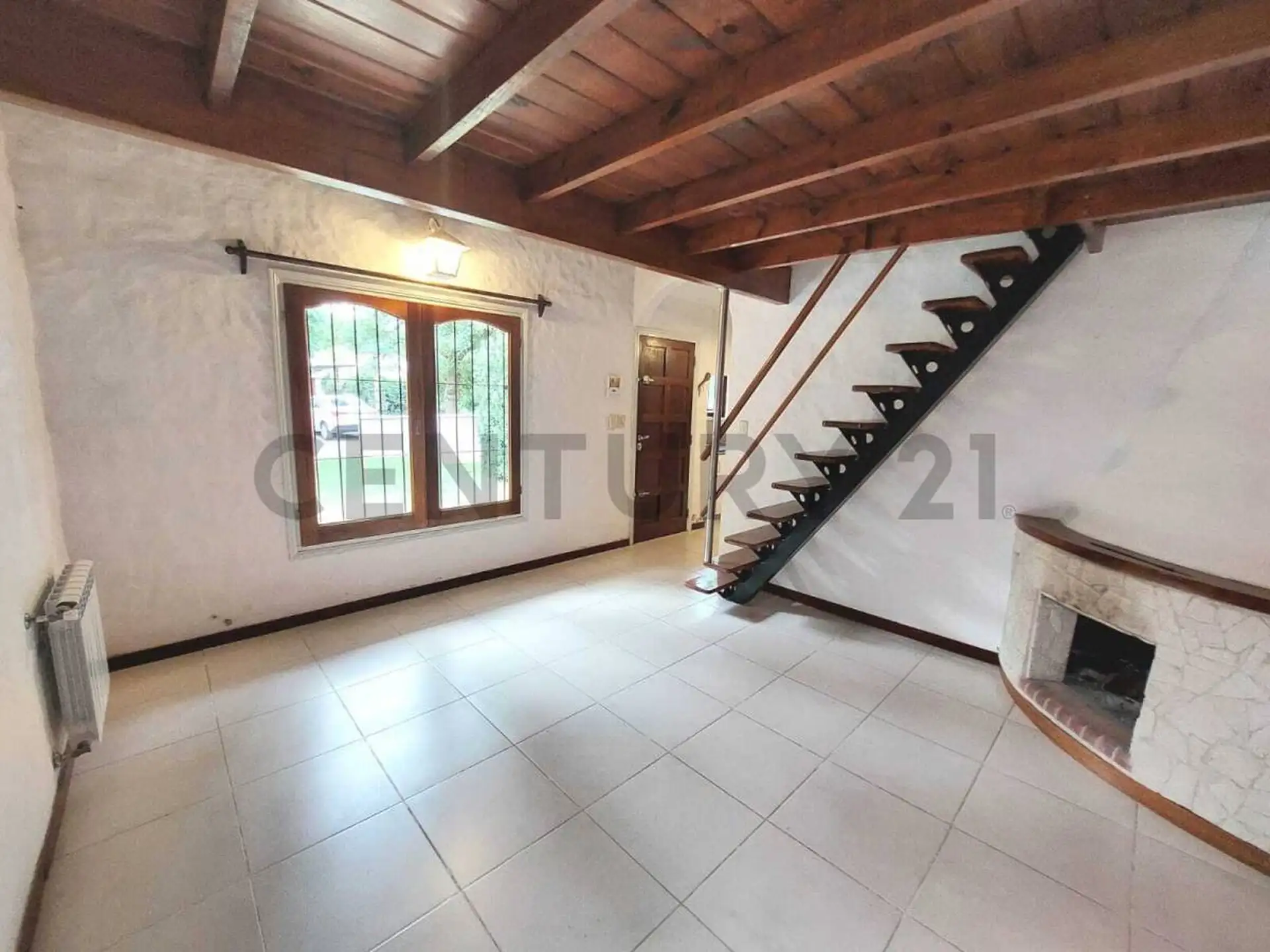 Venta casa 3 ambientes con parque y cochera. Barrio Las Margaritas