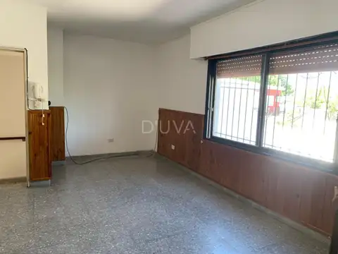 Calle 49 e/ 142 y 143 Casa 2 dormitorios, 1 baño, parrilla, dos cocheras 