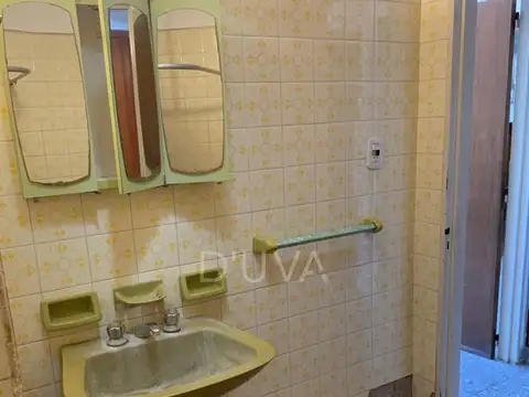 Calle 49 e/ 142 y 143 Casa 2 dormitorios, 1 baño, parrilla, dos cocheras 