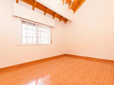 CASA TRIPLEX CON COCHERA Y PATIO.  OPORTUNIDAD 