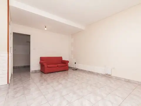 CASA TRIPLEX CON COCHERA Y PATIO.  OPORTUNIDAD 