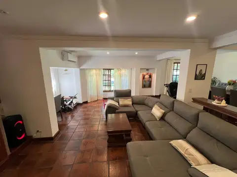 Casa en Venta con 3 cocheras