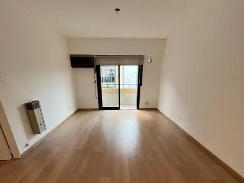 Departamento en venta, de 3 dormitorios, balcón al frente, totalmente reciclado- IMPECABLE