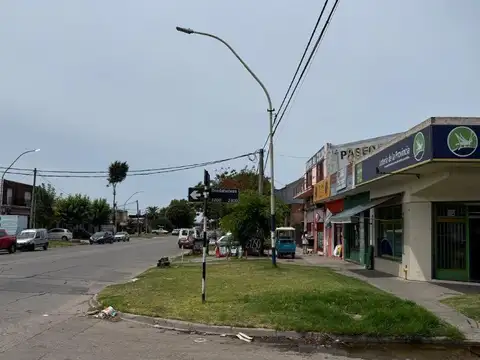 Local comercial sobre Av. Colon + Deposito