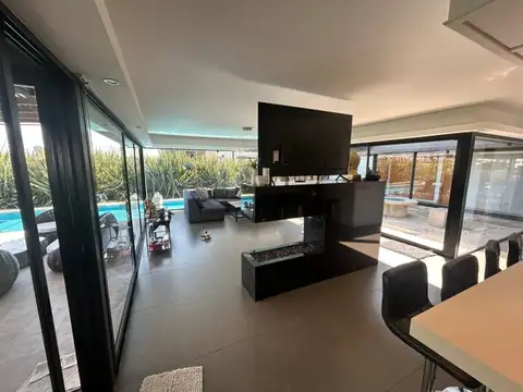 Casa en Venta con 3 cocheras