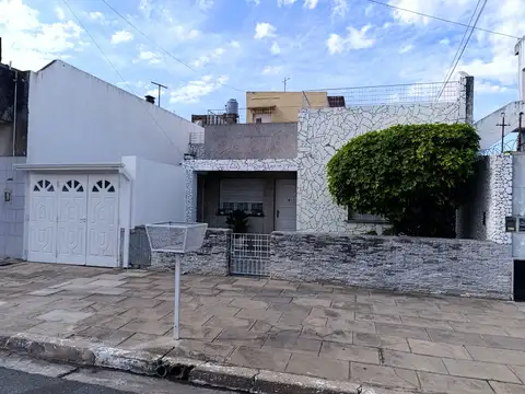 CASA 5 AMBIENTES EN VILLA INSUPERABLE