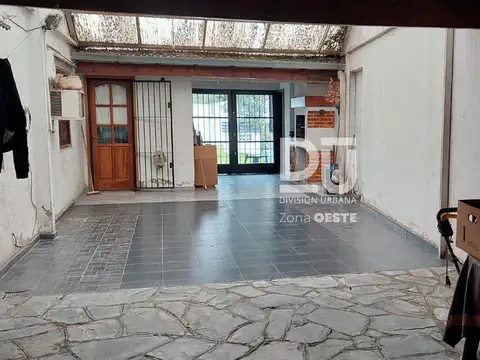 Casa en Venta con 3 cocheras