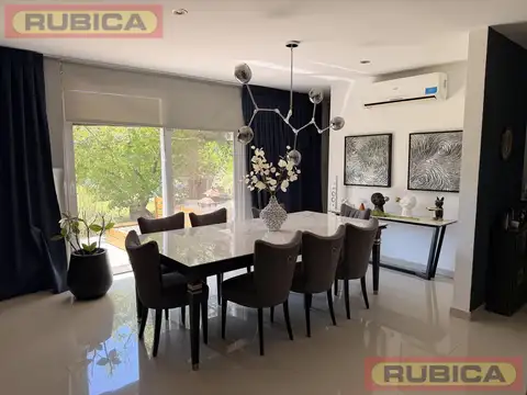 Casa en Venta con 4 cocheras
