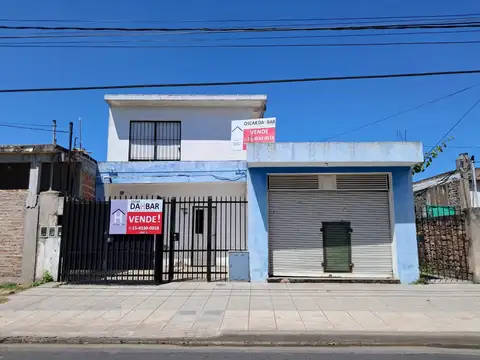 CASA CON LOCAL Y PATIO