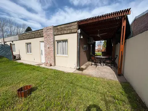 Alquiler casa 2 dormitorios con cochera roldan