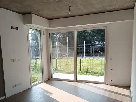 Venta Departamento Un Dormitorio con Patio Condominio Los Nogales Fisherton