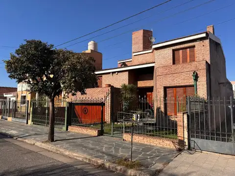 VENTA CASA 4 DORM ZONA SHOPING VILLA CABRERA