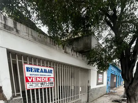 CASA 4 AMBIENTES  "REGULAR ESTADO"  LOTE PROPIO CON JARDIN  PARRILLA Y TERRAZA. IDEAL COSTURA