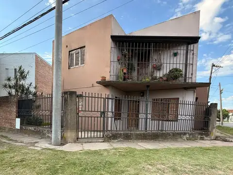 CASA 3 DORM + DEPARTAMENTO 1 DORM + GALPON
