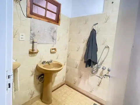 galpon en alquiler con vivienda al frente para uso como oficina