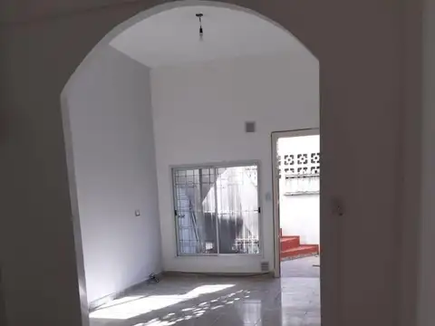 Casa americana en lote propio con local y terraza