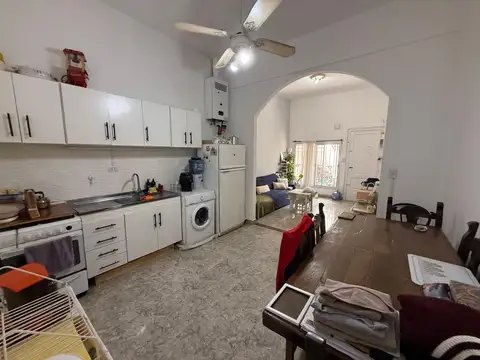 Casa de 3 ambientes con local y terraza – uso mixto