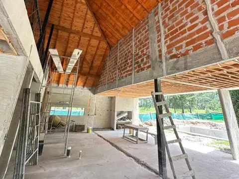 CASA DE 3 DORMITORIOS  A LA VENTA EN MIRALAGOS