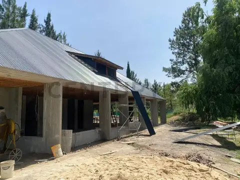 CASA DE 3 DORMITORIOS  A LA VENTA EN MIRALAGOS