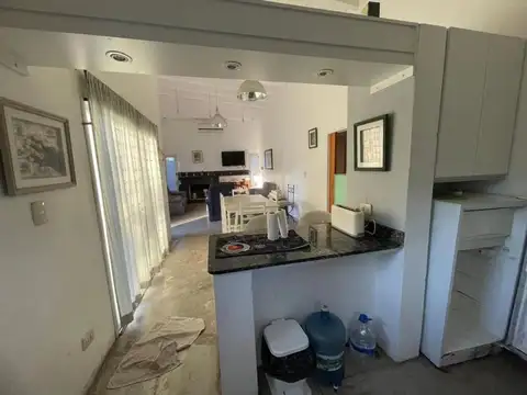 Casa 6 ambientes con 2 baños