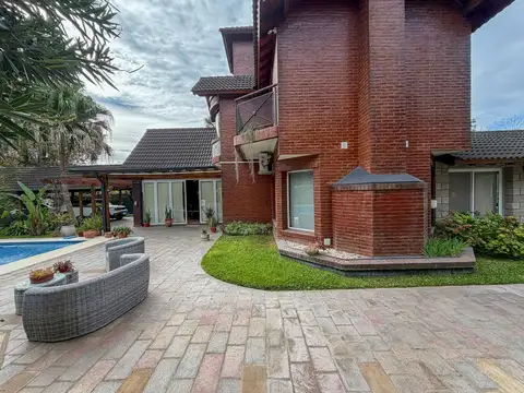 VENTA PERMUTA CASA DE CATEGORIA 7 AMBIENTES LELOIR