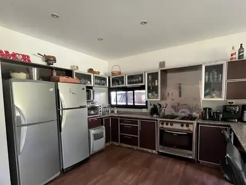 Casa 6 ambientes con 4 baños