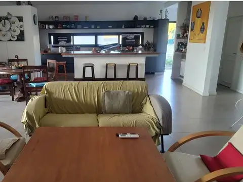Casa 5 ambientes con 4 baños