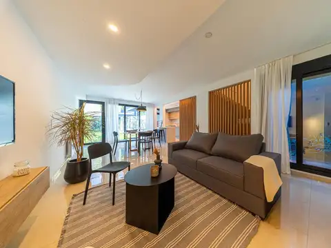 Casa en Fisherton - 4 dormitorios con pileta - Amenities